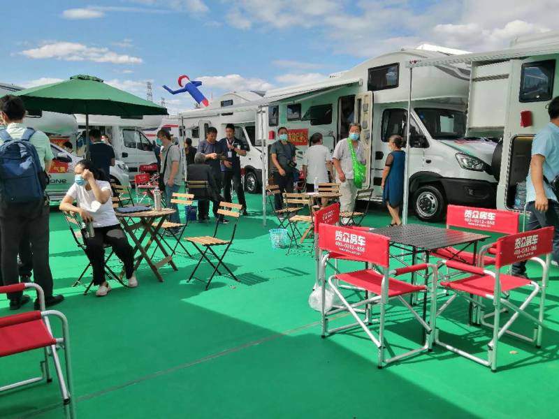 這個(gè)展會真的太熱鬧了，這么多人定房車